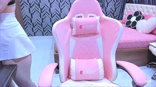 Snapshot of Toyota_Motor_Corporation chatting on 03-06-26, 11:23 Toyota Motor Corporation online show from 03-06-26, 11:23