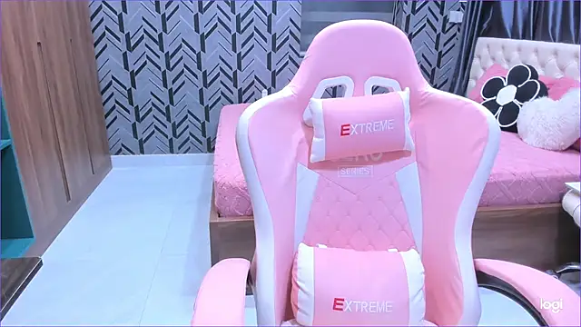 Snapshot of Toyota_Motor_Corporation chatting on 03-08-26, 11:30 Toyota Motor Corporation online show from 03-08-26, 11:30