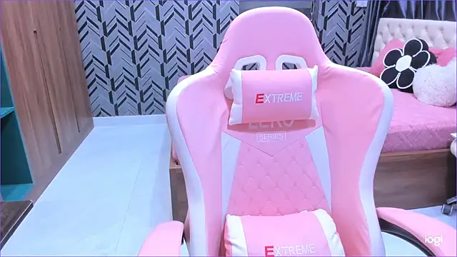 Snapshot of Toyota_Motor_Corporation chatting on 03-09-26, 11:31 Toyota Motor Corporation online show from 03-09-26, 11:31