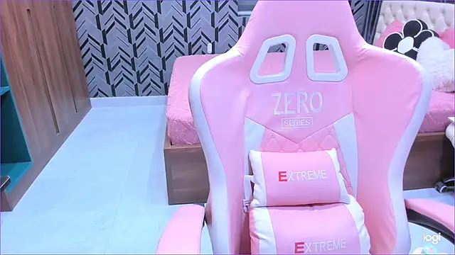 Snapshot of Toyota_Motor_Corporation chatting on 04-11-26, 11:42 Toyota Motor Corporation online show from 04-11-26, 11:42