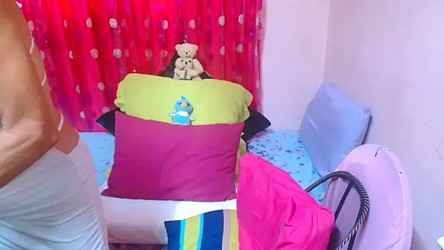 Snapshot of SLUTTYROXY chatting on 04-15-26, 07:04 SLUTTYROXY online show from 04-15-26, 07:04