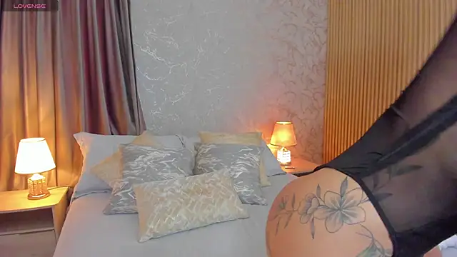 Snapshot of Sarah_Stone_ chatting on 10-18-25, 08:31 Sarah Stone online show from 10-18-25, 08:31