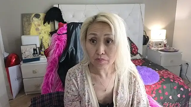 Snapshot of RoxalanaStar chatting on 06-15-26, 07:05 RoxalanaStar online show from 06-15-26, 07:05