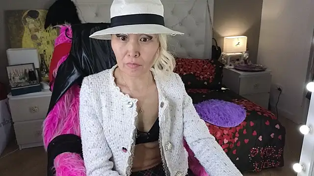 Snapshot of RoxalanaStar chatting on 06-19-26, 10:19 RoxalanaStar online show from 06-19-26, 10:19