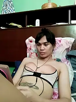 QueenSoreal online show from 05-05-26, 04:48