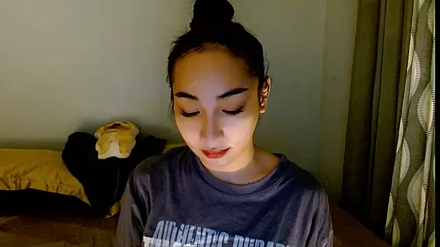 Snapshot of SweetLilly_18 chatting on 03-29-26, 05:07 SweetLilly 18 online show from 03-29-26, 05:07