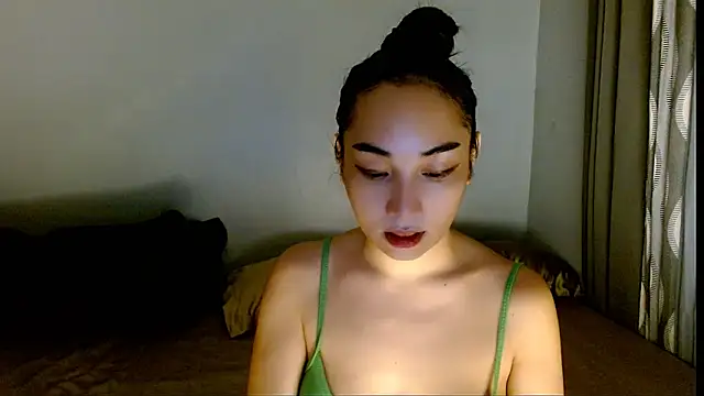 Snapshot of SweetLilly_18 chatting on 04-09-26, 03:06 SweetLilly 18 online show from 04-09-26, 03:06