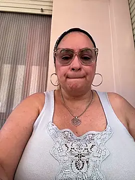 Snapshot of x_elena_x chatting on 05-24-26, 02:22 x elena x online show from 05-24-26, 02:22