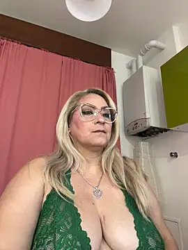 Snapshot of x_elena_x chatting on 06-11-26, 08:45 x elena x online show from 06-11-26, 08:45