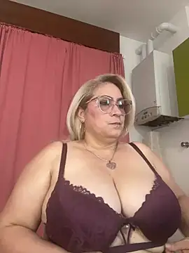 Snapshot of x_elena_x chatting on 06-12-26, 10:47 x elena x online show from 06-12-26, 10:47