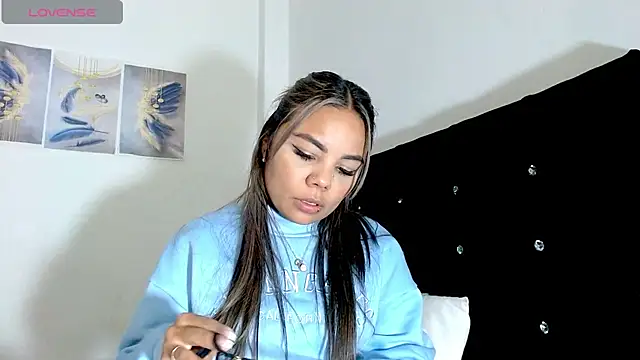 Snapshot of Kylie_loveee chatting on 03-12-26, 01:23 Kylie loveee online show from 03-12-26, 01:23