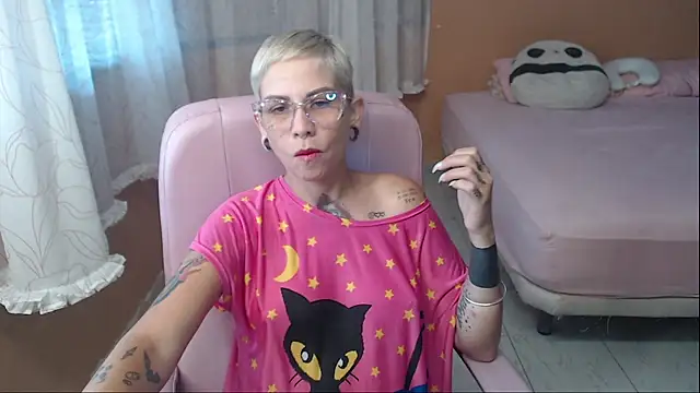 Snapshot of moon_cat85 chatting on 05-27-26, 01:30 moon cat85 online show from 05-27-26, 01:30