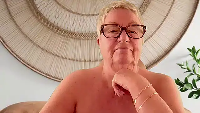 GrannyChrissy68 online show from 04-15-26, 09:37