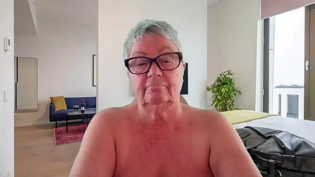 GrannyChrissy68 online show from 04-21-26, 12:33