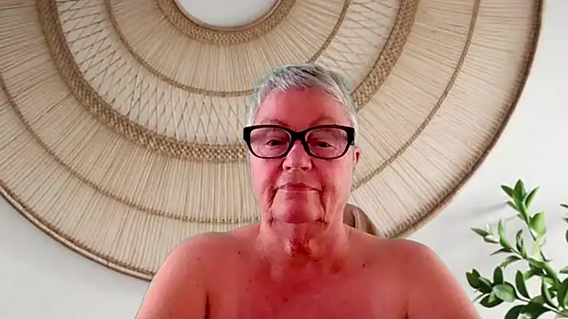 GrannyChrissy68 online show from 05-15-26, 09:22