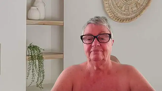 GrannyChrissy68 online show from 05-27-26, 12:46