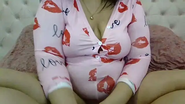 Snapshot of beautylovess chatting on 03-20-26, 04:12 beautylovess online show from 03-20-26, 04:12