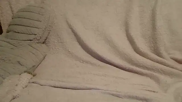 Snapshot of beautylovess chatting on 04-15-26, 02:13 beautylovess online show from 04-15-26, 02:13