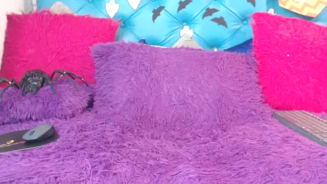 SARAWILLS online show from 10-18-25, 02:40