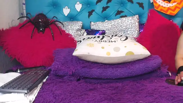 SARAWILLS online show from 10-28-25, 02:20