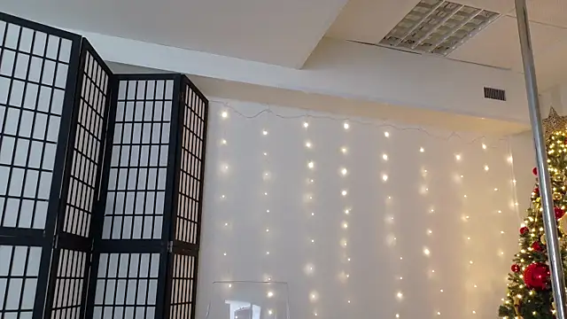 girl nextd00r online show from 12-30-24, 08:21