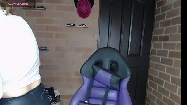 cristin doll  online show from 04-16-26, 02:18