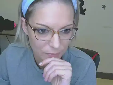 Snapshot of alixfeeling chatting on 12-31-24, 02:36 alixfeeling online show from 12-31-24, 02:36