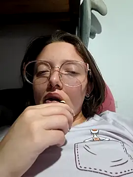 Snapshot of linda-schmidt chatting on 06-11-26, 03:26 linda-schmidt online show from 06-11-26, 03:26