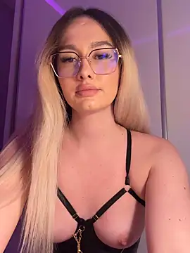 Snapshot of mollyxxx chatting on 03-08-26, 03:32 mollyxxx online show from 03-08-26, 03:32