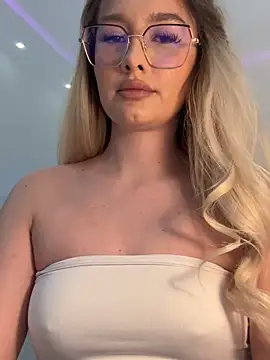 Snapshot of mollyxxx chatting on 03-14-26, 03:23 mollyxxx online show from 03-14-26, 03:23