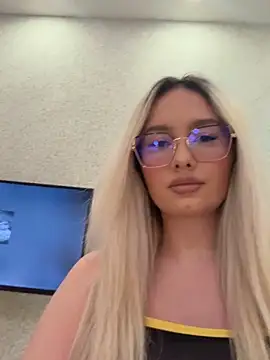 Snapshot of mollyxxx chatting on 04-06-26, 03:37 mollyxxx online show from 04-06-26, 03:37