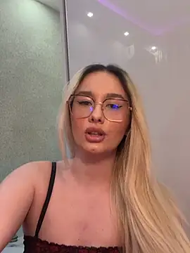 Snapshot of mollyxxx chatting on 04-26-26, 01:25 mollyxxx online show from 04-26-26, 01:25