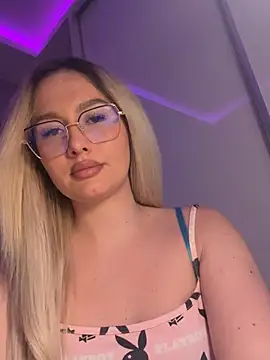 Snapshot of mollyxxx chatting on 05-17-26, 03:04 mollyxxx online show from 05-17-26, 03:04