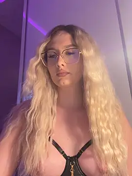 Snapshot of mollyxxx chatting on 05-18-26, 11:43 mollyxxx online show from 05-18-26, 11:43