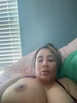 Snapshot of Aw_ThROAt9 chatting on 03-11-26, 03:40 Aw ThROAt9 online show from 03-11-26, 03:40