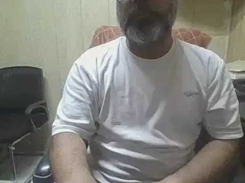 Snapshot of hairymaster95 chatting on 07-12-26, 05:20 hairymaster95 online show from 07-12-26, 05:20