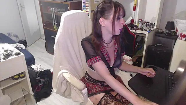 Snapshot of missthon0 chatting on 04-12-26, 01:16 missthon0 online show from 04-12-26, 01:16