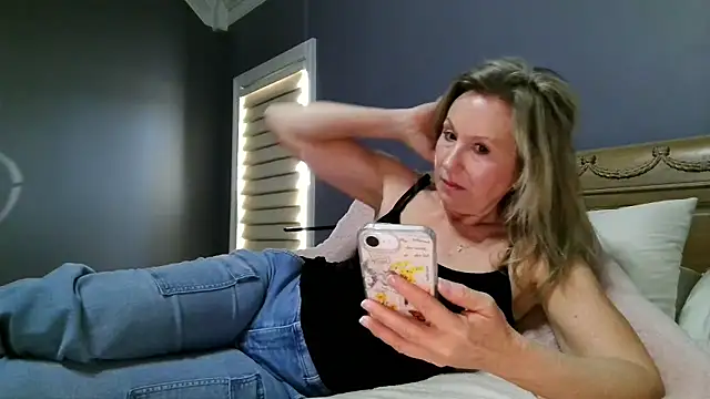 Lisaisluscious online show from 01-16-26, 02:43