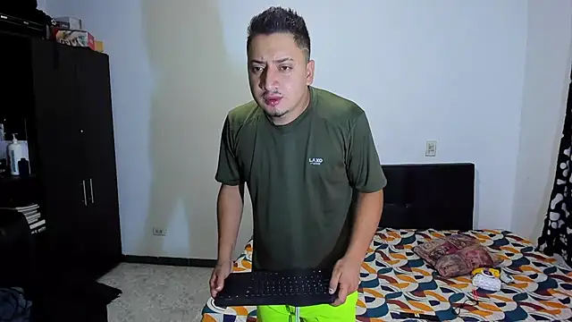 Snapshot of ares_sexxx chatting on 02-13-26, 01:07 ares sexxx online show from 02-13-26, 01:07