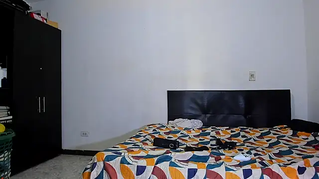 Snapshot of ares_sexxx chatting on 02-25-26, 04:38 ares sexxx online show from 02-25-26, 04:38