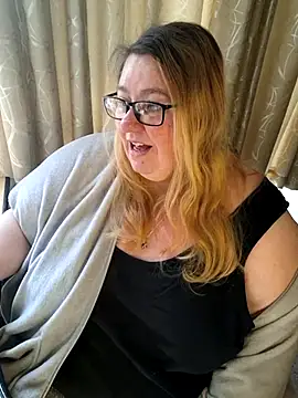 Snapshot of Iceprincess2bad4u chatting on 06-20-26, 06:16 Iceprincess2bad4u online show from 06-20-26, 06:16