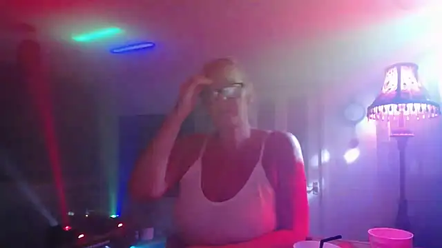 Snapshot of COUPLE4VOYEUR01 chatting on 01-31-26, 07:34 COUPLE4VOYEUR01 online show from 01-31-26, 07:34