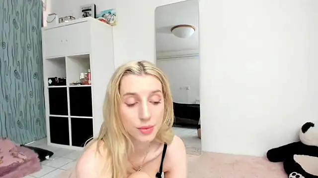 Snapshot of KenzieDawton chatting on 07-02-26, 12:22 KenzieDawton online show from 07-02-26, 12:22