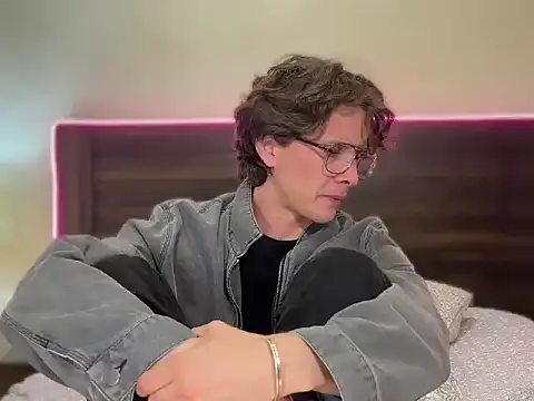 Snapshot of mcklister_kinky_feets chatting on 03-15-26, 08:42 mcklister kinky feets online show from 03-15-26, 08:42