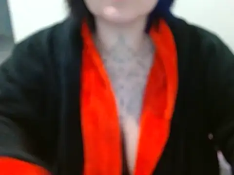 Snapshot of vaholiver chatting on 05-13-26, 09:44 vaholiver online show from 05-13-26, 09:44