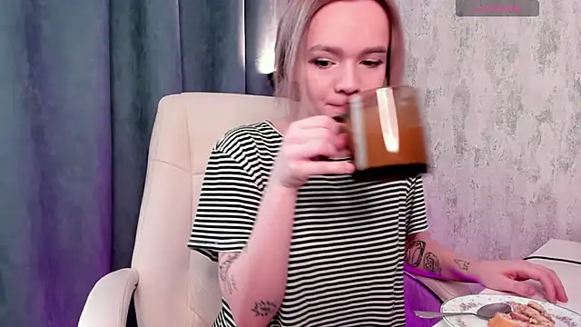 SarahRomantic online show from 01-06-25, 08:35