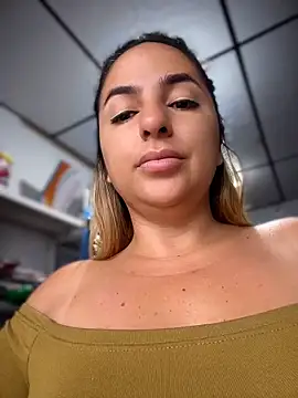 Snapshot of sammyqueenx21 chatting on 04-13-26, 11:27 sammyqueenx21 online show from 04-13-26, 11:27