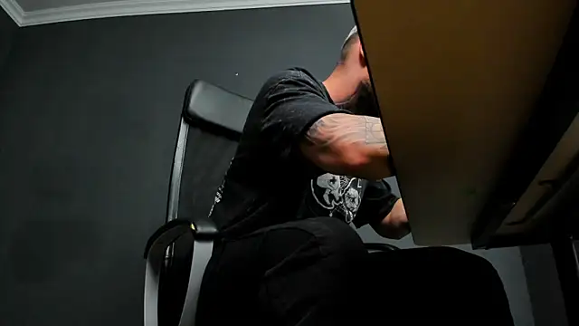 Snapshot of BrianHunts chatting on 01-08-26, 05:43 BrianHunts online show from 01-08-26, 05:43