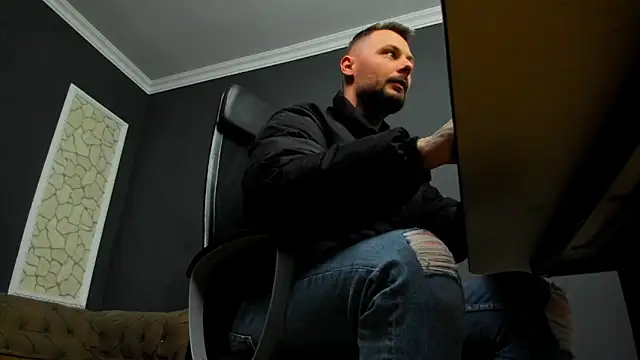 Snapshot of BrianHunts chatting on 03-06-26, 04:42 BrianHunts online show from 03-06-26, 04:42