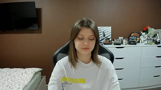 SoniNesti online show from 04-18-26, 02:43